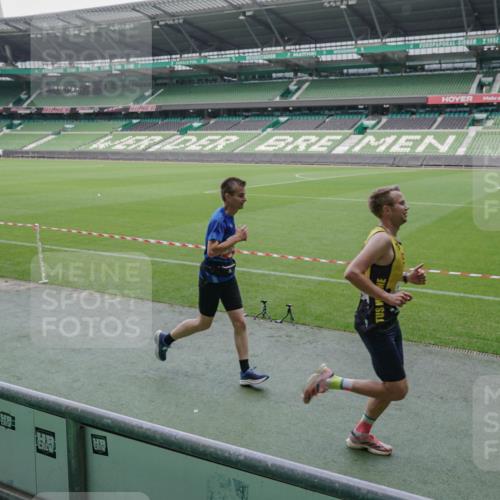 05.10.2025 - 20. swb-Marathon Bremen Michael Burmester http://msf.ph/oto/9268683 05.10.2025 12:36:23 Laufen im Stadion 298, 343, 482, 735, 761, 902, 1212, 1231, 1640, 1837, 2186, 3198, 3891, 5625, 7854, 8099, 8321, 8613, 1000, 2838 meine-sportfotos.de