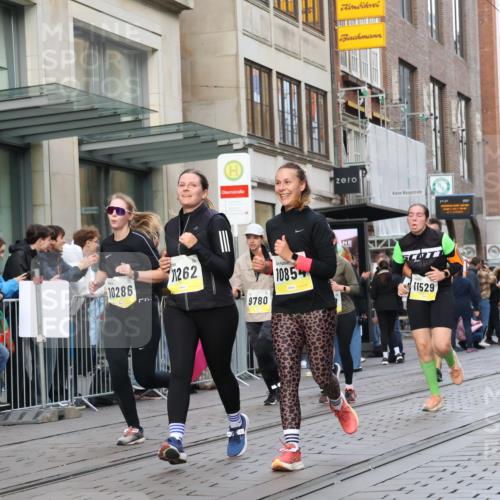 05.10.2025 - 20. swb-Marathon Bremen Strokosch-Dieckow http://msf.ph/oto/9268691 05.10.2025 11:07:05 Ziel 7779, 9180, 9217, 9306, 9334, 9483, 9628, 9702, 9757, 9780, 9877, 10037, 10160, 10223, 10286, 10330, 10332, 10582, 10585, 10632, 10650, 10737, 10749, 10776, 10824, 10836, 10854, 10902, 11122, 11159, 11258, 11262, 11329, 11384, 11477, 11529, 11584, 7779, 9180, 9217, 9306, 9334, 9483, 9628, 9702, 9757, 9780, 9877, 10037, 10160, 10223, 10286, 10330, 10332, 10582, 10585, 10632, 10650, 10737, 10749, 10776, 10824, 10836, 10854, 10902, 11122, 11159 meine-sportfotos.de