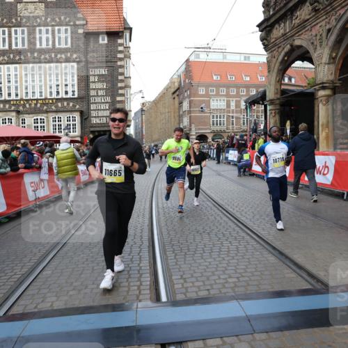05.10.2025 - 20. swb-Marathon Bremen Yannick Fuchs http://msf.ph/oto/9268703 05.10.2025 10:52:29 Ziel 9172, 9584, 9955, 9987, 10507, 10719, 10900, 10927, 11128, 11458, 11491, 11528, 11665 meine-sportfotos.de