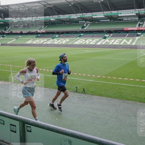 05.10.2025 - 20. swb-Marathon Bremen Michael Burmester http://msf.ph/oto/9268704 05.10.2025 12:36:26 Laufen im Stadion 298, 343, 482, 735, 761, 902, 1212, 1231, 1443, 1640, 1837, 1907, 2186, 3198, 3891, 5625, 7854, 8099, 8321, 1000, 2838, 8613 meine-sportfotos.de