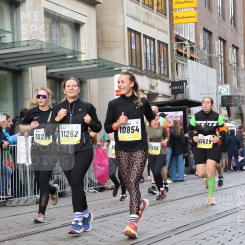 05.10.2025 - 20. swb-Marathon Bremen Strokosch-Dieckow http://msf.ph/oto/9268705 05.10.2025 11:07:05 Ziel 7779, 9180, 9217, 9306, 9334, 9483, 9628, 9702, 9757, 9780, 9877, 10037, 10160, 10223, 10286, 10330, 10332, 10582, 10585, 10632, 10650, 10737, 10749, 10776, 10824, 10836, 10854, 10902, 11122, 11159, 11258, 11262, 11329, 11384, 11477, 11529, 11584, 7779, 9180, 9217, 9306, 9334, 9483, 9628, 9702, 9757, 9780, 9877, 10037, 10160, 10223, 10286, 10330, 10332, 10582, 10585, 10632, 10650, 10737, 10749, 10776, 10824, 10836, 10854, 10902, 11122, 11159 meine-sportfotos.de
