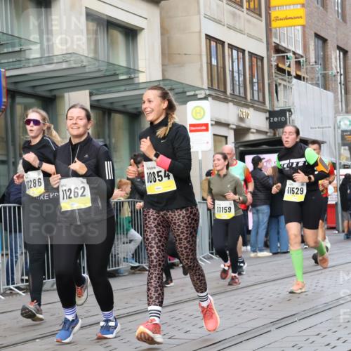 05.10.2025 - 20. swb-Marathon Bremen Strokosch-Dieckow http://msf.ph/oto/9268719 05.10.2025 11:07:06 Ziel 7779, 9180, 9217, 9306, 9334, 9483, 9628, 9702, 9757, 9780, 10037, 10160, 10223, 10286, 10330, 10332, 10582, 10585, 10632, 10650, 10737, 10749, 10776, 10824, 10836, 10854, 10902, 11122, 11159, 11258, 11262, 11329, 11384, 11477, 11529, 11584, 7779, 9180, 9217, 9306, 9334, 9483, 9628, 9702, 9757, 9780, 10037, 10160, 10223, 10286, 10330, 10332, 10582, 10585, 10632, 10650, 10737, 10749, 10776, 10824, 10836, 10854, 10902, 11122, 11159 meine-sportfotos.de