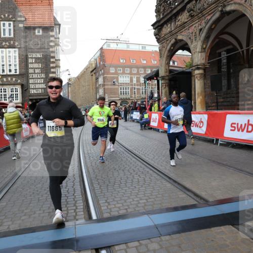 05.10.2025 - 20. swb-Marathon Bremen Yannick Fuchs http://msf.ph/oto/9268721 05.10.2025 10:52:29 Ziel 9172, 9584, 9955, 9987, 10507, 10719, 10900, 10927, 11128, 11458, 11491, 11528, 11665 meine-sportfotos.de
