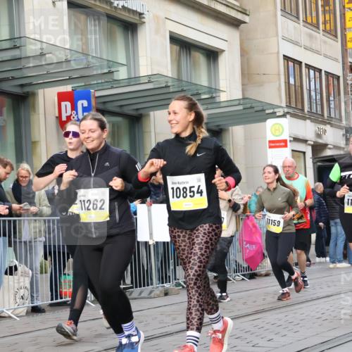 05.10.2025 - 20. swb-Marathon Bremen Strokosch-Dieckow http://msf.ph/oto/9268733 05.10.2025 11:07:06 Ziel 7779, 9180, 9217, 9306, 9334, 9483, 9628, 9702, 9757, 9780, 10037, 10160, 10223, 10286, 10330, 10332, 10582, 10585, 10632, 10650, 10737, 10749, 10776, 10824, 10836, 10854, 10902, 11122, 11159, 11258, 11262, 11329, 11384, 11477, 11529, 11584, 7779, 9180, 9217, 9306, 9334, 9483, 9628, 9702, 9757, 9780, 10037, 10160, 10223, 10286, 10330, 10332, 10582, 10585, 10632, 10650, 10737, 10749, 10776, 10824, 10836, 10854, 10902, 11122, 11159 meine-sportfotos.de
