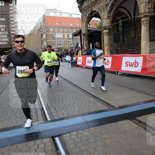05.10.2025 - 20. swb-Marathon Bremen Yannick Fuchs http://msf.ph/oto/9268738 05.10.2025 10:52:29 Ziel 9172, 9584, 9955, 9987, 10507, 10719, 10900, 10927, 11128, 11458, 11491, 11528, 11665 meine-sportfotos.de