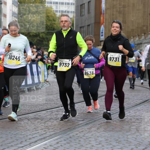 05.10.2025 - 20. swb-Marathon Bremen Strokosch-Dieckow http://msf.ph/oto/9268739 05.10.2025 11:09:38 Ziel 9001, 9538, 9731, 9732, 9887, 10245, 10316, 10412, 10417, 10672, 10881, 10886, 10943, 11407, 11526, 11654, 11655, 11664 meine-sportfotos.de