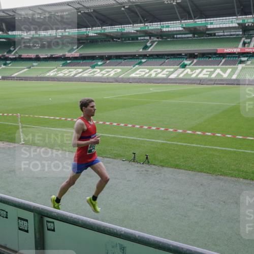 05.10.2025 - 20. swb-Marathon Bremen Michael Burmester http://msf.ph/oto/9268743 05.10.2025 12:36:38 Laufen im Stadion 298, 735, 761, 902, 933, 1088, 1212, 1231, 1443, 1640, 1837, 1907, 2186, 3198, 3891, 5625, 7854, 8099, 8883, 343, 482, 8321, 8613 meine-sportfotos.de