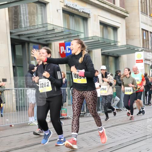 05.10.2025 - 20. swb-Marathon Bremen Strokosch-Dieckow http://msf.ph/oto/9268746 05.10.2025 11:07:06 Ziel 7779, 9180, 9217, 9306, 9334, 9483, 9628, 9702, 9757, 9780, 10037, 10160, 10223, 10286, 10330, 10332, 10582, 10585, 10632, 10650, 10737, 10749, 10776, 10824, 10836, 10854, 10902, 11122, 11159, 11258, 11262, 11329, 11384, 11477, 11529, 11584, 7779, 9180, 9217, 9306, 9334, 9483, 9628, 9702, 9757, 9780, 10037, 10160, 10223, 10286, 10330, 10332, 10582, 10585, 10632, 10650, 10737, 10749, 10776, 10824, 10836, 10854, 10902, 11122, 11159 meine-sportfotos.de