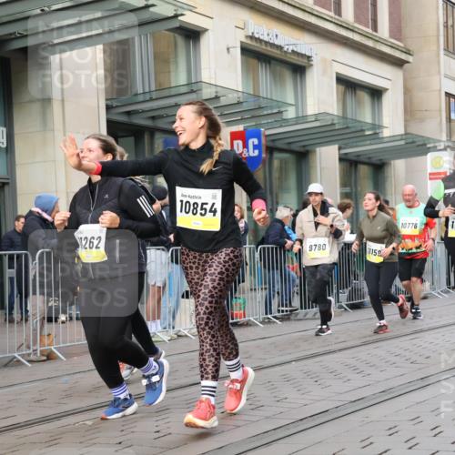 05.10.2025 - 20. swb-Marathon Bremen Strokosch-Dieckow http://msf.ph/oto/9268755 05.10.2025 11:07:07 Ziel 7779, 9180, 9217, 9306, 9334, 9483, 9628, 9757, 9780, 10037, 10160, 10223, 10286, 10330, 10332, 10582, 10585, 10632, 10650, 10737, 10749, 10776, 10824, 10836, 10854, 10902, 11122, 11159, 11258, 11262, 11329, 11384, 11477, 11529, 11584, 7779, 9180, 9217, 9306, 9334, 9483, 9628, 9757, 9780, 10037, 10160, 10223, 10286, 10330, 10332, 10582, 10585, 10632, 10650, 10737, 10749, 10776, 10824, 10836, 10854, 10902, 11122, 11159 meine-sportfotos.de