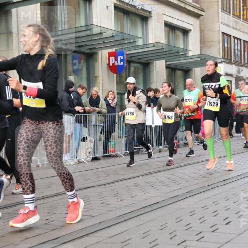 05.10.2025 - 20. swb-Marathon Bremen Strokosch-Dieckow http://msf.ph/oto/9268767 05.10.2025 11:07:07 Ziel 7779, 9180, 9217, 9306, 9334, 9483, 9628, 9757, 9780, 10037, 10160, 10223, 10286, 10330, 10332, 10582, 10585, 10632, 10650, 10737, 10749, 10776, 10824, 10836, 10854, 10902, 11122, 11159, 11258, 11262, 11329, 11384, 11477, 11529, 11584, 7779, 9180, 9217, 9306, 9334, 9483, 9628, 9757, 9780, 10037, 10160, 10223, 10286, 10330, 10332, 10582, 10585, 10632, 10650, 10737, 10749, 10776, 10824, 10836, 10854, 10902, 11122, 11159 meine-sportfotos.de