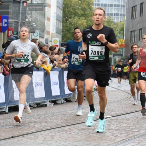 05.10.2025 - 20. swb-Marathon Bremen Strokosch-Dieckow http://msf.ph/oto/9268773 05.10.2025 13:00:41 Ziel 965, 3251, 3982, 5014, 7099, 7373 meine-sportfotos.de