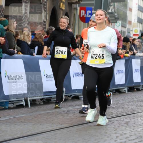05.10.2025 - 20. swb-Marathon Bremen Strokosch-Dieckow http://msf.ph/oto/9268780 05.10.2025 11:09:39 Ziel 9001, 9538, 9731, 9732, 9887, 10245, 10316, 10412, 10417, 10672, 10881, 10886, 10943, 11407, 11654, 11655, 11664 meine-sportfotos.de
