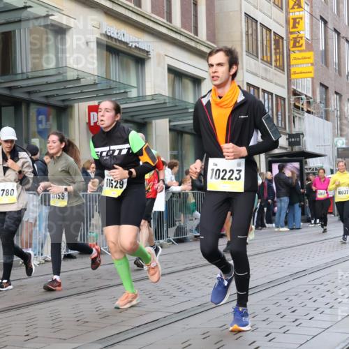 05.10.2025 - 20. swb-Marathon Bremen Strokosch-Dieckow http://msf.ph/oto/9268785 05.10.2025 11:07:08 Ziel 7779, 9180, 9217, 9306, 9334, 9483, 9628, 9757, 9780, 10037, 10160, 10223, 10286, 10330, 10332, 10582, 10585, 10632, 10650, 10737, 10749, 10776, 10824, 10836, 10854, 11122, 11159, 11258, 11262, 11329, 11384, 11477, 11529, 11584, 7779, 9180, 9217, 9306, 9334, 9483, 9628, 9757, 9780, 10037, 10160, 10223, 10286, 10330, 10332, 10582, 10585, 10632, 10650, 10737, 10749, 10776, 10824, 10836, 10854, 11122, 11159 meine-sportfotos.de