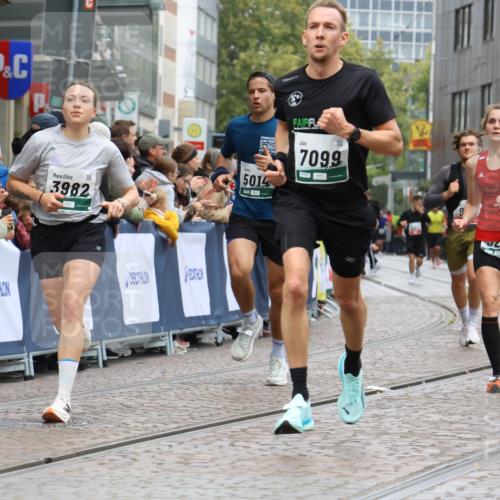 05.10.2025 - 20. swb-Marathon Bremen Strokosch-Dieckow http://msf.ph/oto/9268805 05.10.2025 13:00:41 Ziel 965, 3251, 3982, 5014, 7099, 7373 meine-sportfotos.de