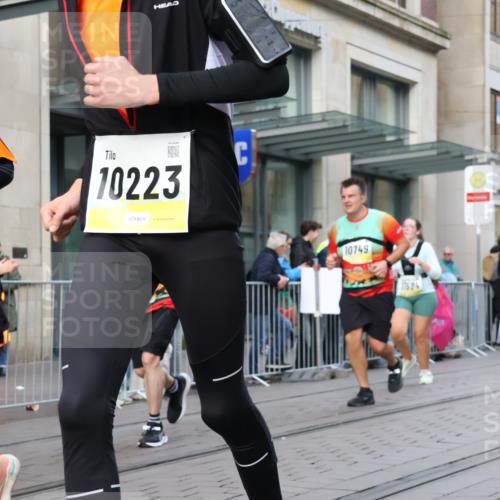 05.10.2025 - 20. swb-Marathon Bremen Strokosch-Dieckow http://msf.ph/oto/9268810 05.10.2025 11:07:09 Ziel 7779, 9180, 9217, 9306, 9334, 9483, 9628, 9757, 9780, 10037, 10160, 10223, 10286, 10330, 10332, 10582, 10585, 10632, 10650, 10737, 10749, 10776, 10824, 10836, 10854, 11122, 11159, 11258, 11262, 11329, 11384, 11477, 11529, 11584, 7779, 9180, 9217, 9306, 9334, 9483, 9628, 9757, 9780, 10037, 10160, 10223, 10286, 10330, 10332, 10582, 10585, 10632, 10650, 10737, 10749, 10776, 10824, 10836, 10854, 11122, 11159 meine-sportfotos.de