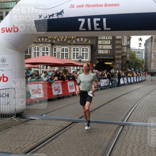 05.10.2025 - 20. swb-Marathon Bremen Yannick Fuchs http://msf.ph/oto/9268817 05.10.2025 12:13:17 Ziel 1301 meine-sportfotos.de
