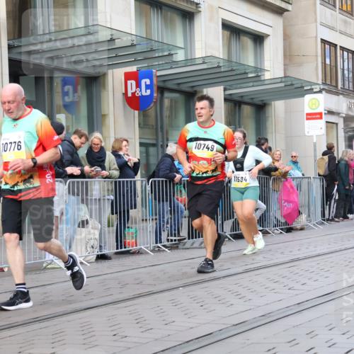 05.10.2025 - 20. swb-Marathon Bremen Strokosch-Dieckow http://msf.ph/oto/9268824 05.10.2025 11:07:09 Ziel 7779, 9180, 9217, 9306, 9334, 9483, 9628, 9757, 9780, 10037, 10160, 10223, 10286, 10330, 10332, 10582, 10585, 10632, 10650, 10737, 10749, 10776, 10824, 10836, 10854, 11122, 11159, 11258, 11262, 11329, 11384, 11477, 11529, 11584, 7779, 9180, 9217, 9306, 9334, 9483, 9628, 9757, 9780, 10037, 10160, 10223, 10286, 10330, 10332, 10582, 10585, 10632, 10650, 10737, 10749, 10776, 10824, 10836, 10854, 11122, 11159 meine-sportfotos.de
