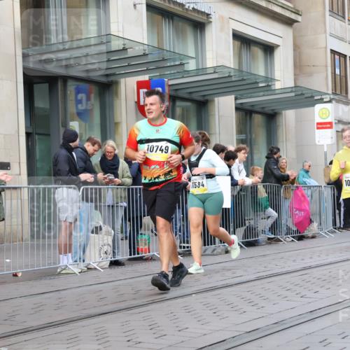 05.10.2025 - 20. swb-Marathon Bremen Strokosch-Dieckow http://msf.ph/oto/9268854 05.10.2025 11:07:10 Ziel 7779, 9180, 9217, 9306, 9334, 9483, 9628, 9757, 9780, 10037, 10160, 10223, 10286, 10330, 10332, 10582, 10585, 10632, 10650, 10737, 10749, 10776, 10824, 10836, 10854, 11122, 11159, 11258, 11262, 11329, 11384, 11477, 11529, 11584, 7779, 9180, 9217, 9306, 9334, 9483, 9628, 9757, 9780, 10037, 10160, 10223, 10286, 10330, 10332, 10582, 10585, 10632, 10650, 10737, 10749, 10776, 10824, 10836, 10854, 11122, 11159 meine-sportfotos.de
