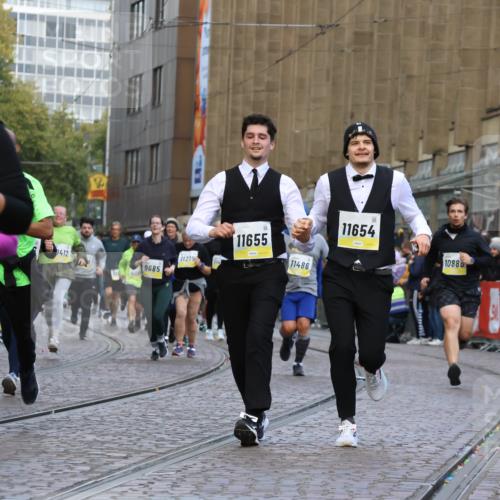 05.10.2025 - 20. swb-Marathon Bremen Strokosch-Dieckow http://msf.ph/oto/9268873 05.10.2025 11:09:41 Ziel 9001, 9538, 9731, 9732, 9887, 10245, 10316, 10412, 10672, 10881, 10886, 11206, 11407, 11654, 11655, 11664 meine-sportfotos.de