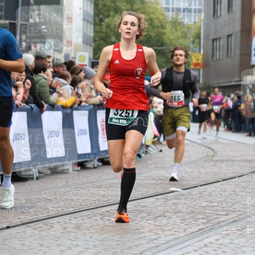 05.10.2025 - 20. swb-Marathon Bremen Strokosch-Dieckow http://msf.ph/oto/9268880 05.10.2025 13:00:42 Ziel 965, 3251, 3982, 5014, 7099, 7373 meine-sportfotos.de