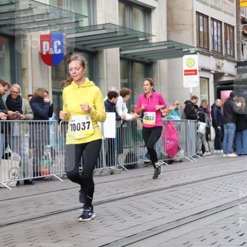 05.10.2025 - 20. swb-Marathon Bremen Strokosch-Dieckow http://msf.ph/oto/9268891 05.10.2025 11:07:11 Ziel 7779, 9180, 9306, 9334, 9483, 9628, 9757, 9780, 10037, 10160, 10223, 10286, 10330, 10332, 10582, 10585, 10632, 10650, 10737, 10749, 10776, 10824, 10836, 10854, 11122, 11159, 11258, 11262, 11329, 11384, 11529, 11584, 7779, 9180, 9306, 9334, 9483, 9628, 9757, 9780, 10037, 10160, 10223, 10286, 10330, 10332, 10582, 10585, 10632, 10650, 10737, 10749, 10776, 10824, 10836, 10854, 11122, 11159 meine-sportfotos.de