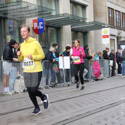 05.10.2025 - 20. swb-Marathon Bremen Strokosch-Dieckow http://msf.ph/oto/9268906 05.10.2025 11:07:12 Ziel 7779, 9180, 9306, 9334, 9483, 9628, 9780, 10037, 10160, 10223, 10286, 10330, 10332, 10550, 10582, 10585, 10650, 10737, 10749, 10776, 10824, 10836, 10854, 11122, 11159, 11258, 11262, 11329, 11384, 11529, 11584, 7779, 9180, 9306, 9334, 9483, 9628, 9780, 10037, 10160, 10223, 10286, 10330, 10332, 10550, 10582, 10585, 10650, 10737, 10749, 10776, 10824, 10836, 10854, 11122, 11159 meine-sportfotos.de
