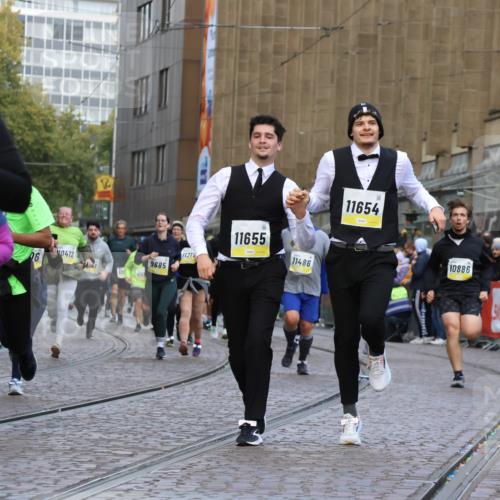 05.10.2025 - 20. swb-Marathon Bremen Strokosch-Dieckow http://msf.ph/oto/9268908 05.10.2025 11:09:41 Ziel 9001, 9538, 9731, 9732, 9887, 10245, 10316, 10412, 10672, 10881, 10886, 11206, 11407, 11654, 11655, 11664 meine-sportfotos.de