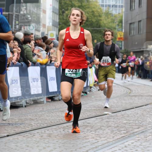 05.10.2025 - 20. swb-Marathon Bremen Strokosch-Dieckow http://msf.ph/oto/9268914 05.10.2025 13:00:42 Ziel 965, 3251, 3982, 5014, 7099, 7373 meine-sportfotos.de