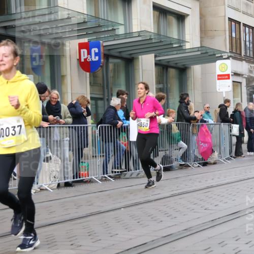 05.10.2025 - 20. swb-Marathon Bremen Strokosch-Dieckow http://msf.ph/oto/9268919 05.10.2025 11:07:12 Ziel 7779, 9180, 9306, 9334, 9483, 9628, 9780, 10037, 10160, 10223, 10286, 10330, 10332, 10550, 10582, 10585, 10650, 10737, 10749, 10776, 10824, 10836, 10854, 11122, 11159, 11258, 11262, 11329, 11384, 11529, 11584, 7779, 9180, 9306, 9334, 9483, 9628, 9780, 10037, 10160, 10223, 10286, 10330, 10332, 10550, 10582, 10585, 10650, 10737, 10749, 10776, 10824, 10836, 10854, 11122, 11159 meine-sportfotos.de