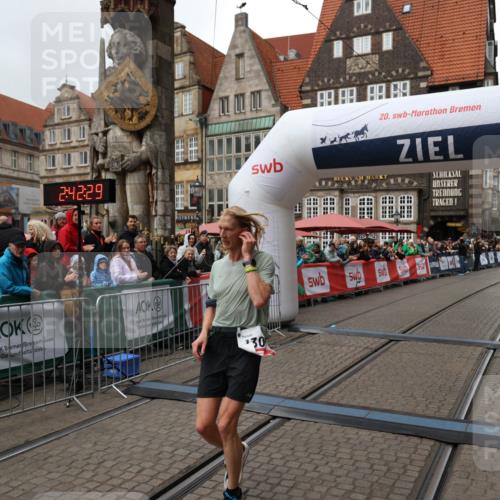 05.10.2025 - 20. swb-Marathon Bremen Yannick Fuchs http://msf.ph/oto/9268924 05.10.2025 12:13:19 Ziel 1301 meine-sportfotos.de