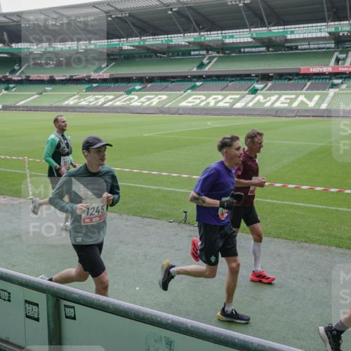 05.10.2025 - 20. swb-Marathon Bremen Michael Burmester http://msf.ph/oto/9268925 05.10.2025 12:36:56 Laufen im Stadion 140, 221, 298, 436, 508, 735, 761, 787, 933, 1088, 1231, 1245, 1418, 1443, 1567, 1616, 1633, 1801, 1849, 1901, 1907, 1912, 2135, 2186, 2268, 3198, 5536, 5625, 8099, 8883, 902, 1212, 1640, 1837, 3891, 7854 meine-sportfotos.de