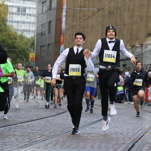 05.10.2025 - 20. swb-Marathon Bremen Strokosch-Dieckow http://msf.ph/oto/9268936 05.10.2025 11:09:41 Ziel 9001, 9538, 9731, 9732, 9887, 10245, 10316, 10412, 10672, 10881, 10886, 11206, 11407, 11654, 11655, 11664 meine-sportfotos.de