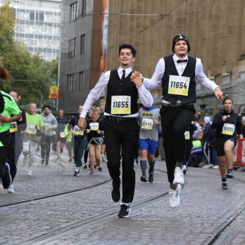 05.10.2025 - 20. swb-Marathon Bremen Strokosch-Dieckow http://msf.ph/oto/9268956 05.10.2025 11:09:41 Ziel 9001, 9538, 9731, 9732, 9887, 10245, 10316, 10412, 10672, 10881, 10886, 11206, 11407, 11654, 11655, 11664 meine-sportfotos.de
