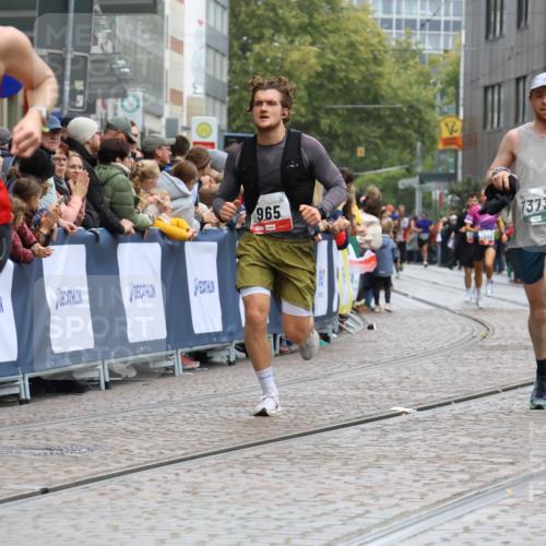 05.10.2025 - 20. swb-Marathon Bremen Strokosch-Dieckow http://msf.ph/oto/9268969 05.10.2025 13:00:43 Ziel 965, 3251, 3982, 5014, 7099, 7373, 9130 meine-sportfotos.de