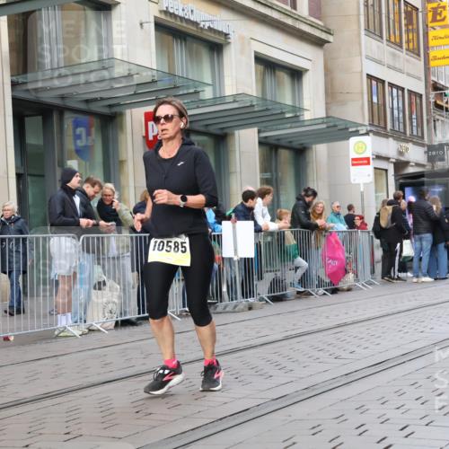 05.10.2025 - 20. swb-Marathon Bremen Strokosch-Dieckow http://msf.ph/oto/9268970 05.10.2025 11:07:15 Ziel 7779, 9306, 9483, 9615, 9780, 10037, 10160, 10223, 10550, 10585, 10650, 10737, 10749, 10776, 10854, 11122, 11159, 11262, 11384, 11529, 11584, 7779, 9306, 9483, 9615, 9780, 10037, 10160, 10223, 10550, 10585, 10650, 10737, 10749, 10776, 10854, 11122, 11159 meine-sportfotos.de