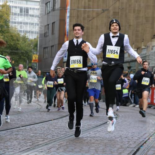 05.10.2025 - 20. swb-Marathon Bremen Strokosch-Dieckow http://msf.ph/oto/9268980 05.10.2025 11:09:41 Ziel 9001, 9538, 9731, 9732, 9887, 10245, 10316, 10412, 10672, 10881, 10886, 11206, 11407, 11654, 11655, 11664 meine-sportfotos.de