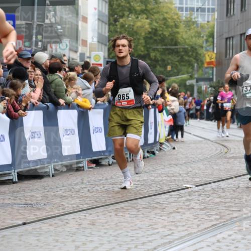 05.10.2025 - 20. swb-Marathon Bremen Strokosch-Dieckow http://msf.ph/oto/9268987 05.10.2025 13:00:43 Ziel 965, 3251, 3982, 5014, 7099, 7373, 9130 meine-sportfotos.de