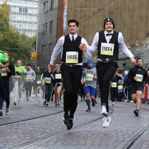 05.10.2025 - 20. swb-Marathon Bremen Strokosch-Dieckow http://msf.ph/oto/9269012 05.10.2025 11:09:41 Ziel 9001, 9538, 9731, 9732, 9887, 10245, 10316, 10412, 10672, 10881, 10886, 11206, 11407, 11654, 11655, 11664 meine-sportfotos.de