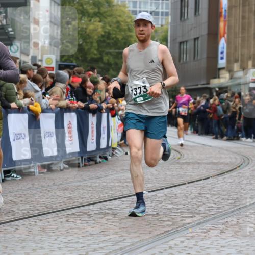 05.10.2025 - 20. swb-Marathon Bremen Strokosch-Dieckow http://msf.ph/oto/9269017 05.10.2025 13:00:45 Ziel 965, 3251, 5014, 7373, 9130 meine-sportfotos.de