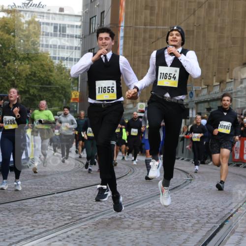 05.10.2025 - 20. swb-Marathon Bremen Strokosch-Dieckow http://msf.ph/oto/9269038 05.10.2025 11:09:42 Ziel 9001, 9538, 9731, 9732, 9887, 10245, 10316, 10412, 10672, 10881, 10886, 11206, 11407, 11654, 11655, 11664 meine-sportfotos.de