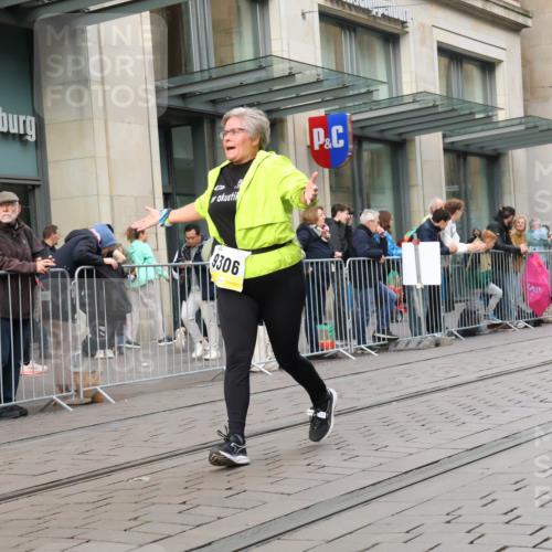 05.10.2025 - 20. swb-Marathon Bremen Strokosch-Dieckow http://msf.ph/oto/9269053 05.10.2025 11:07:20 Ziel 9306, 9615, 9780, 10037, 10223, 10550, 10585, 10650, 10749, 10776, 10854, 11159, 11262, 11384, 11529, 11584, 9306, 9615, 9780, 10037, 10223, 10550, 10585, 10650, 10749, 10776, 10854, 11159 meine-sportfotos.de