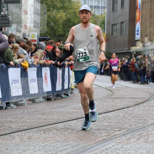 05.10.2025 - 20. swb-Marathon Bremen Strokosch-Dieckow http://msf.ph/oto/9269070 05.10.2025 13:00:45 Ziel 965, 3251, 5014, 7373, 9130 meine-sportfotos.de