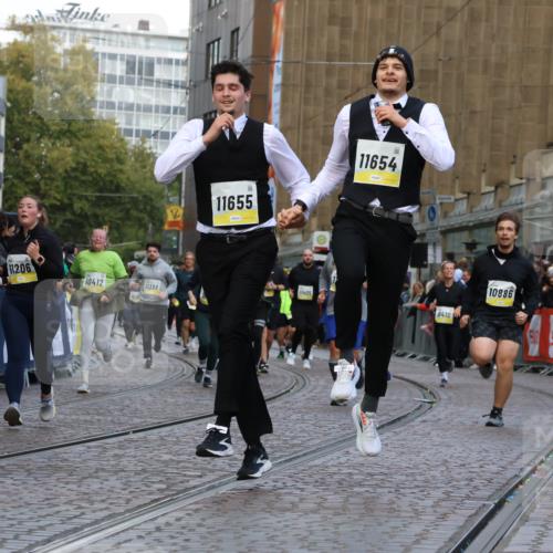 05.10.2025 - 20. swb-Marathon Bremen Strokosch-Dieckow http://msf.ph/oto/9269072 05.10.2025 11:09:42 Ziel 9001, 9538, 9731, 9732, 9887, 10245, 10316, 10412, 10672, 10881, 10886, 11206, 11407, 11654, 11655, 11664 meine-sportfotos.de