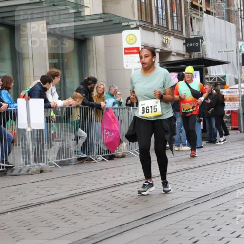 05.10.2025 - 20. swb-Marathon Bremen Strokosch-Dieckow http://msf.ph/oto/9269078 05.10.2025 11:07:22 Ziel 9306, 9615, 9780, 10037, 10550, 10585, 10650, 10749, 10776, 11159, 11584, 9306, 9615, 9780, 10037, 10550, 10585, 10650, 10749, 10776, 11159 meine-sportfotos.de