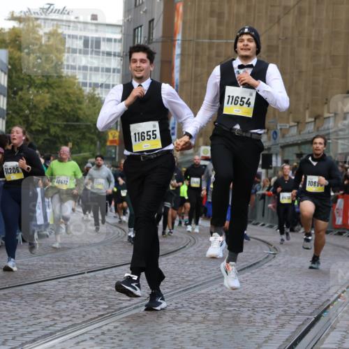 05.10.2025 - 20. swb-Marathon Bremen Strokosch-Dieckow http://msf.ph/oto/9269100 05.10.2025 11:09:42 Ziel 9001, 9538, 9731, 9732, 9887, 10245, 10316, 10412, 10672, 10881, 10886, 11206, 11407, 11654, 11655, 11664 meine-sportfotos.de
