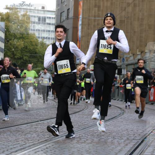 05.10.2025 - 20. swb-Marathon Bremen Strokosch-Dieckow http://msf.ph/oto/9269130 05.10.2025 11:09:42 Ziel 9001, 9538, 9731, 9732, 9887, 10245, 10316, 10412, 10672, 10881, 10886, 11206, 11407, 11654, 11655, 11664 meine-sportfotos.de