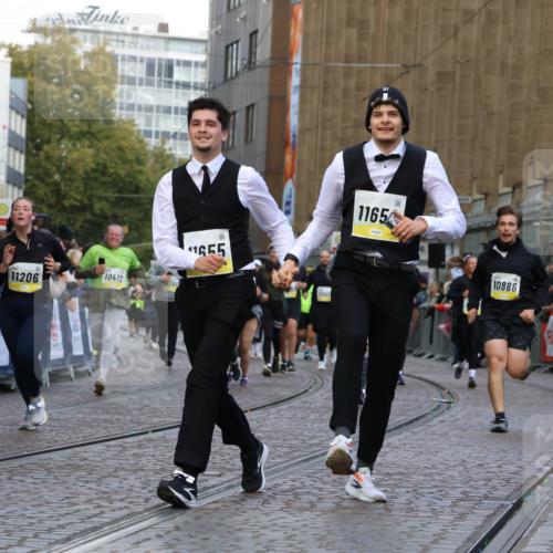 05.10.2025 - 20. swb-Marathon Bremen Strokosch-Dieckow http://msf.ph/oto/9269194 05.10.2025 11:09:42 Ziel 9001, 9538, 9731, 9732, 9887, 10245, 10316, 10412, 10672, 10881, 10886, 11206, 11407, 11654, 11655, 11664 meine-sportfotos.de