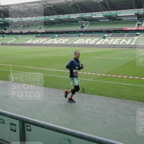 05.10.2025 - 20. swb-Marathon Bremen Michael Burmester http://msf.ph/oto/9269202 05.10.2025 12:38:02 Laufen im Stadion 57, 383, 481, 1005, 1058, 1379, 1833, 2168, 5423, 5582, 7266, 9080, 221, 436, 728, 1567, 1633, 1801, 1901, 1912, 2132, 2135, 5536 meine-sportfotos.de