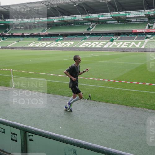 05.10.2025 - 20. swb-Marathon Bremen Michael Burmester http://msf.ph/oto/9269222 05.10.2025 12:38:06 Laufen im Stadion 57, 383, 481, 1005, 1058, 1379, 1833, 2168, 5423, 5582, 7266, 9080, 221, 728, 1567, 1633, 1801, 1901, 2132, 5536 meine-sportfotos.de