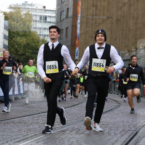 05.10.2025 - 20. swb-Marathon Bremen Strokosch-Dieckow http://msf.ph/oto/9269229 05.10.2025 11:09:42 Ziel 9001, 9538, 9731, 9732, 9887, 10245, 10316, 10412, 10672, 10881, 10886, 11206, 11407, 11654, 11655, 11664 meine-sportfotos.de